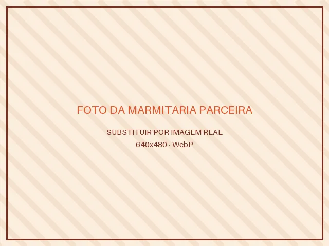 Dona de marmitaria parceira montando marmitas na cozinha